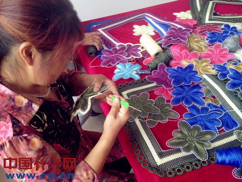 北京市怀柔区宝山镇下坊村妇女现场秀技艺