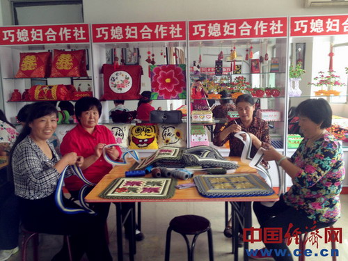 北京市怀柔区宝山镇下坊村的巧媳妇合作社的农民在制作手工艺品