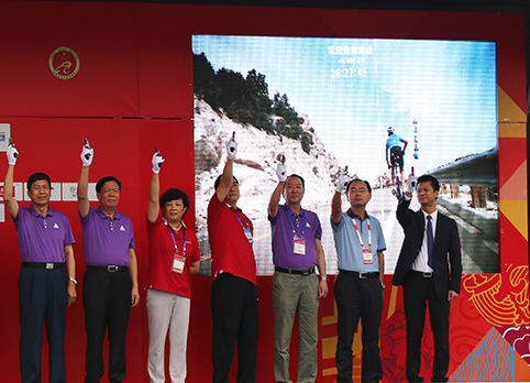 束昱辉董事长与各界领导一起为比赛鸣枪发令