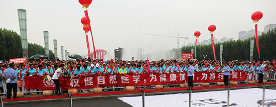 权健声势浩大的助威团