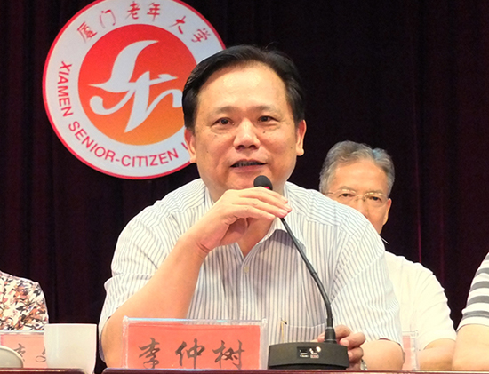 金日集团董事长李仲树先生盛赞老年大学为老年人提供的温馨家园