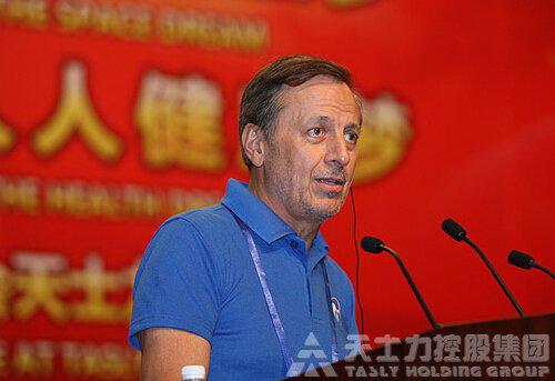 米歇尔_托尼尼在天士力国际交流中心为“社会活动日”活动做讲演