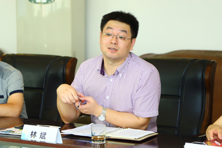 海曙区区委组织部副部长、区委两新工委副书记林斌做会议发言