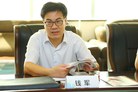 会议上，省委督导组组长钱军发言