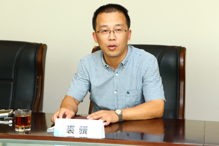 段塘街道党工委书记裘骥做会议发言