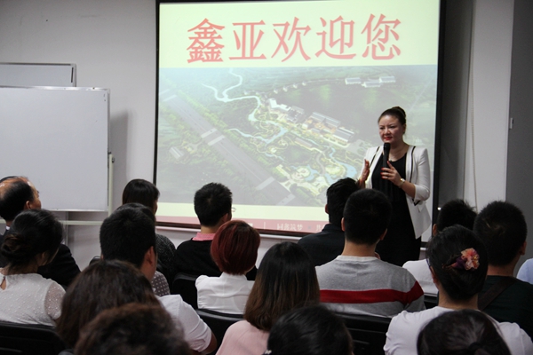 SOD项目部袁媛为来宾详细介绍润和集团