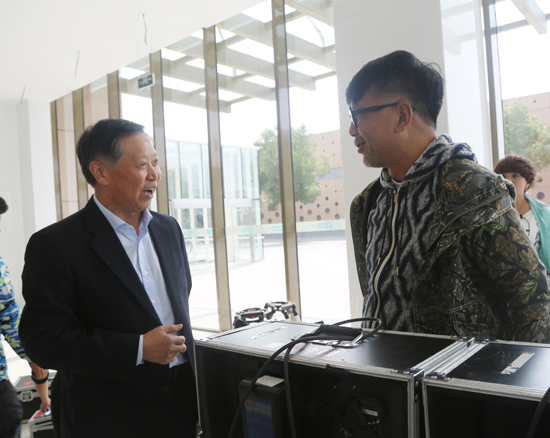 隆力奇董事长徐之伟路过剧组“探班”,与蒋家骏总导演交流