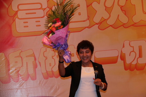 健管院毛淑华女士手捧鲜花受邀作精彩感人分享