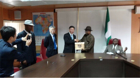 董事长徐之伟先生将冬虫夏草产品赠予外交部官员