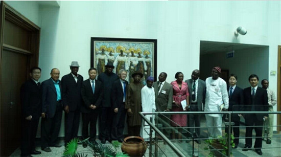 董事长徐之伟与尼外交部官员合影留念