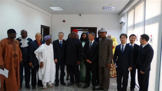 董事长徐之伟与外交部官员合影留念