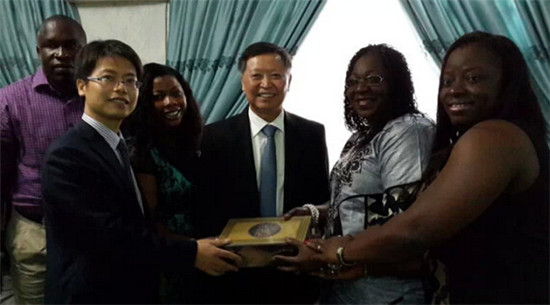 董事长徐之伟赠送部长礼物