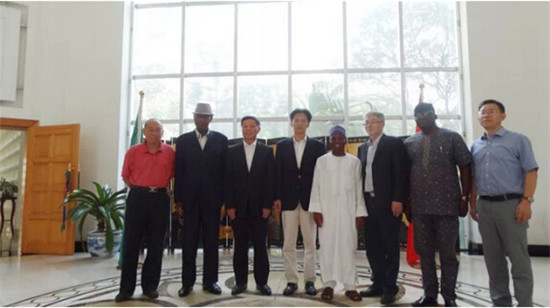 董事长徐之伟与中国驻尼日利亚大使及尼外交部官员合影留念