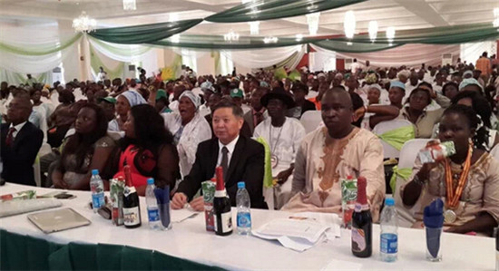 参会经销商认真听取产品讲解