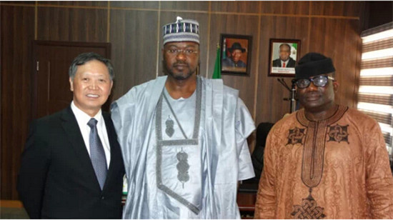 董事长徐之伟与尼日利亚能源部长合影留念