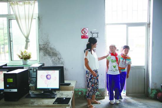 孩子们第一次走进电脑教室