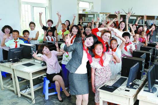 志愿者与孩子们一起上电脑课