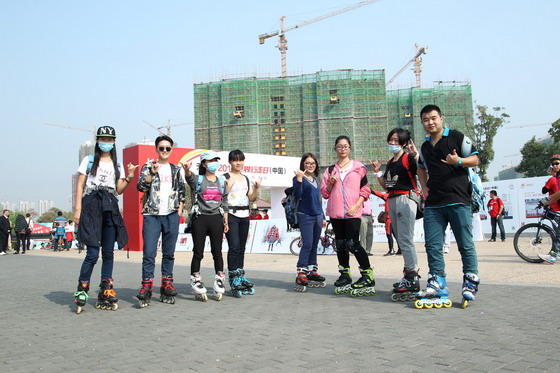 轮滑爱好者们炫丽登场