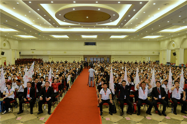 培训现场，学员们全情投入，激情满载