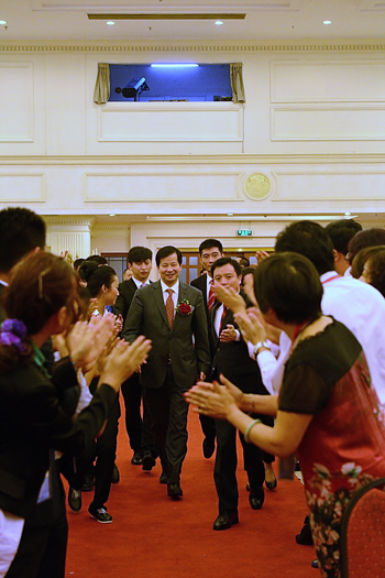 陈怀德先生在家人们的欢呼声与簇拥中登场