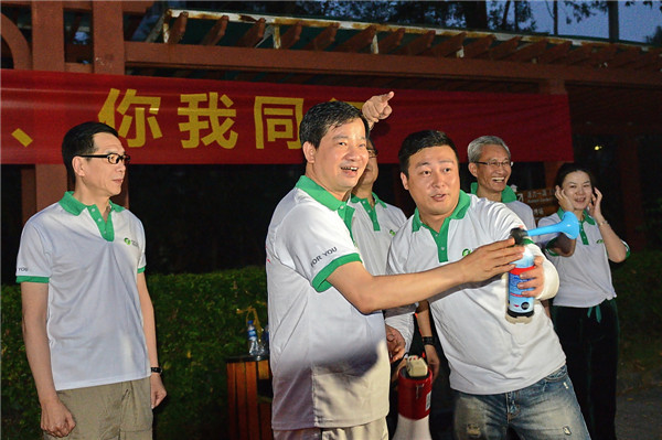 在家人们的期待下，陈怀德先生发令开跑