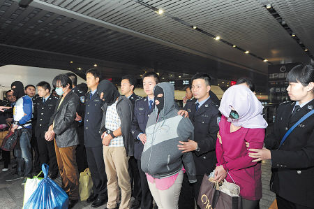 11月10日晚上，在长沙火车南站，缉捕小组押解6名外逃犯罪嫌疑人从泰国返回长沙。