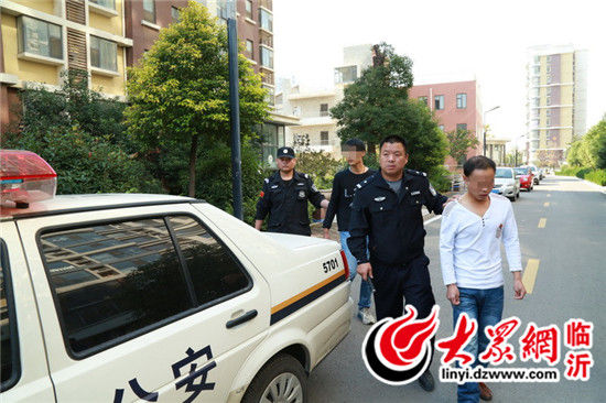 民警在小区内抓捕传销人员
