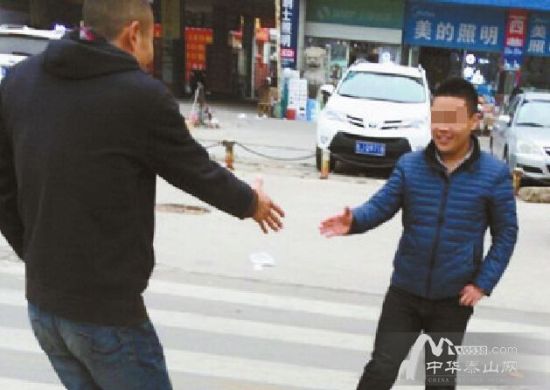 “凯哥”与刘鹏（左）接头后去往工作室听课。