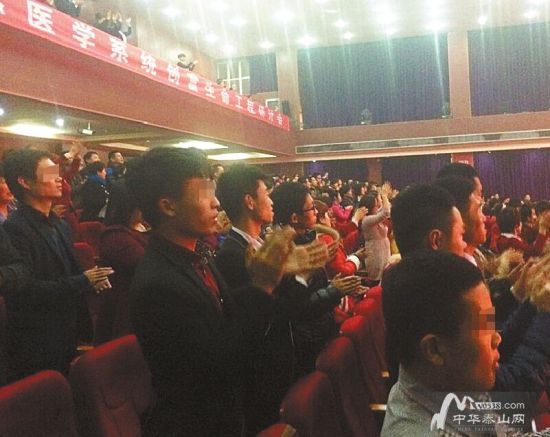 2014年11月21日，记者随权健泰山团队赴天津总部参观学习，被称为第一第二梯队的“领导人”进入会场时，现场响起热烈掌声和欢呼声。