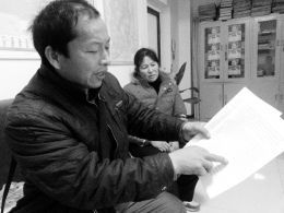 看着判决书上儿子被打的经过，陈情简直无法想象传销组织成员当时的残忍行径。