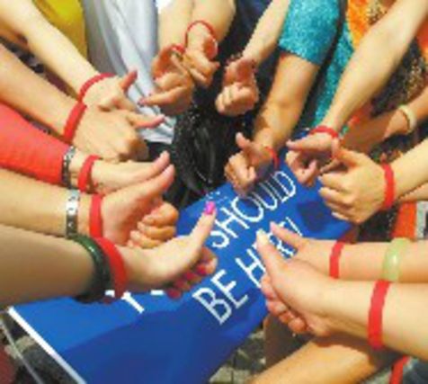 这就是朋友圈流传的“WV梦幻之旅”照片，拿着小旗的人们在世界各地的合影。(网络截图)