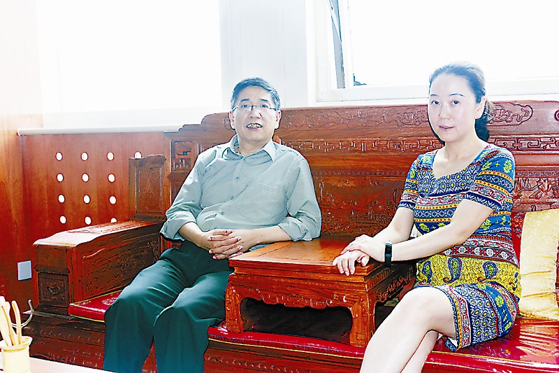 今年的政府工作报告提出要制定“互联网+”行动计划，体现了新常态下经济发展的新思路，有望打造经济发展新引擎。直销行业是一个许可行业，与一般的传统行业有着很大的不同。在“互联网+”的背景下，直销行业该如何依照法律法规去运作？带着这一问题，本报记者采访了中国市场学会直销专家委员会专家欧阳文章。