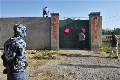 5月7日，廊坊郊区一处传销窝点，老王和求助者在院外查看。大门紧锁，求助者翻墙强行进入。