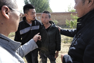 5月7日，廊坊一宾馆内，被困者解救成功后，老王反传团队成员收取委托人数千元费用。