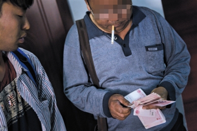 5月7日，廊坊一宾馆内，被困者解救成功后，老王反传团队成员收取委托人数千元费用。