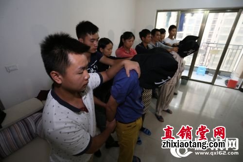 据这些“老总”交待，在没有下线资金支撑的情况下，传销组织一直得以维系的重要原因就是对组织成员实行“精神控制”。在发展传销下线人员的过程中，不仅把亲人、朋友、同学作为他们发展下线的重点对象，由于熟人发展完后再也难发展下线，当前又通过微信、QQ等摇一摇、搜索身边的人等方式不断和陌生人聊天，建立微信联络群，骗取他们的信任，从而让其加入传销组织。