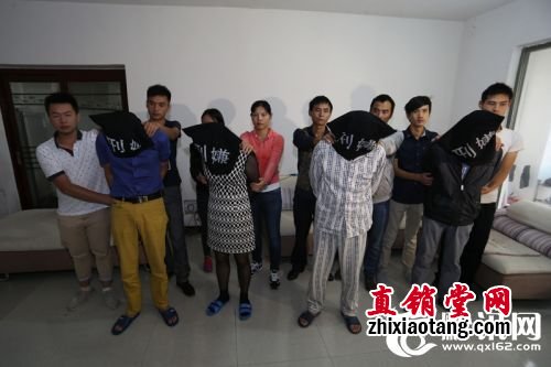 两年前，在老家以买豆芽为生的湖北籍男子陈某某被好友骗至贵阳市观山湖区加入传销组织，在传销组织的“洗脑”下，陈某某费尽周折晋升到“老总”。然而当上“老总”的陈某某此时才看清传销的真实面目而悔不当初，并在公安机关的严厉打击使其传销之路举步维艰的驱使下，陈某某选择自首并举报上线帮助警方捣毁一个特大传销组织，成功抓获嫌疑人4人。通过陈某某的讲述，传销骗术的再一次呈现在公众面前。