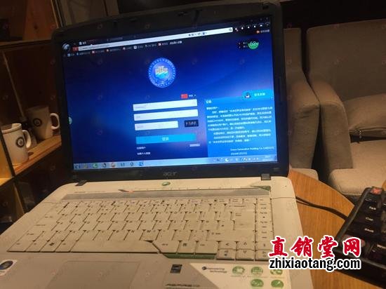 沈阿姨正在登陆网络黄金的操作网站