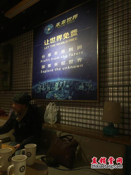 咖啡厅里的帽子哥正跟前来咨询的人回答网络黄金的问题