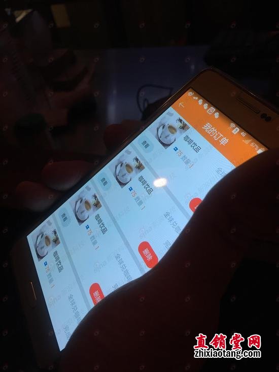 高子强老人用网络黄金兑换券在全球兑App中成功换得一杯热饮