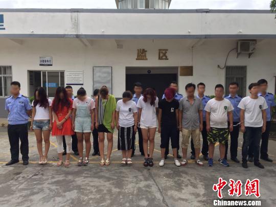 图为当地警方拘留陕西籍传销犯罪组织人员。　张梓清 摄