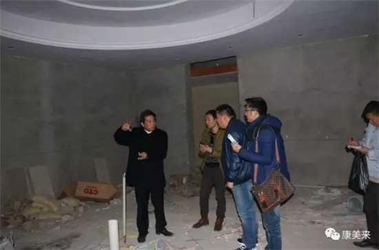余春富亲自查看康美来会议中心工程进程