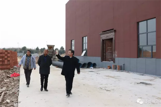 余春富亲自查看康美来会议中心工程进程