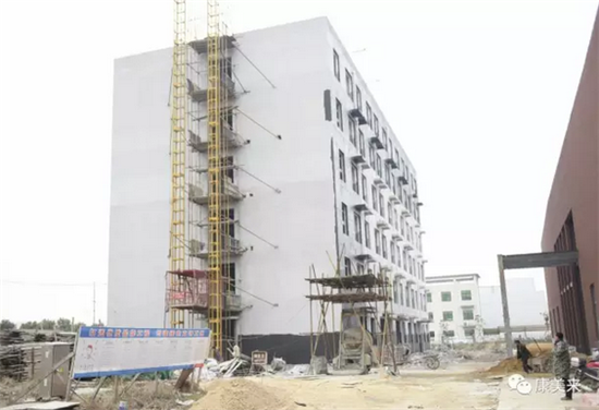 余春富亲自查看康美来会议中心工程进程