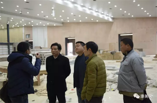 余春富亲自查看康美来会议中心工程进程
