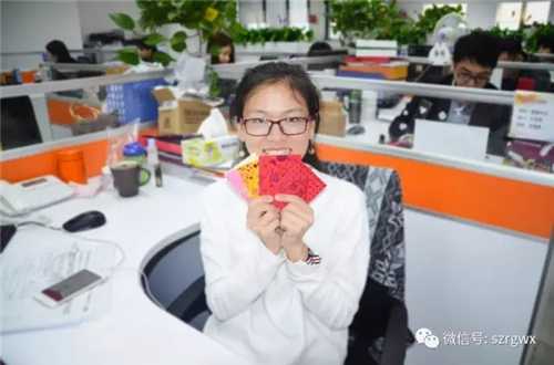 荣格总经理孙小玲携公司高管给全体员工送“开门红”利是