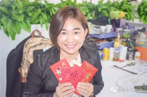 荣格总经理孙小玲携公司高管给全体员工送“开门红”利是