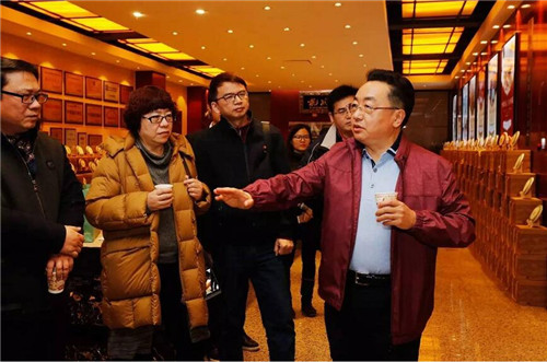 中国诗歌万里行走进龙润集团，同一首诗吟咏龙润茶