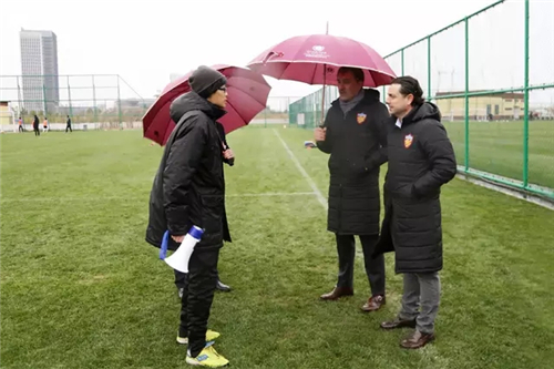 权健董事长束昱辉会见西班牙莱万特足球俱乐部主席一行