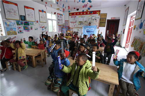 好医生福能源“童画公益行”活动第一站走进大凉山